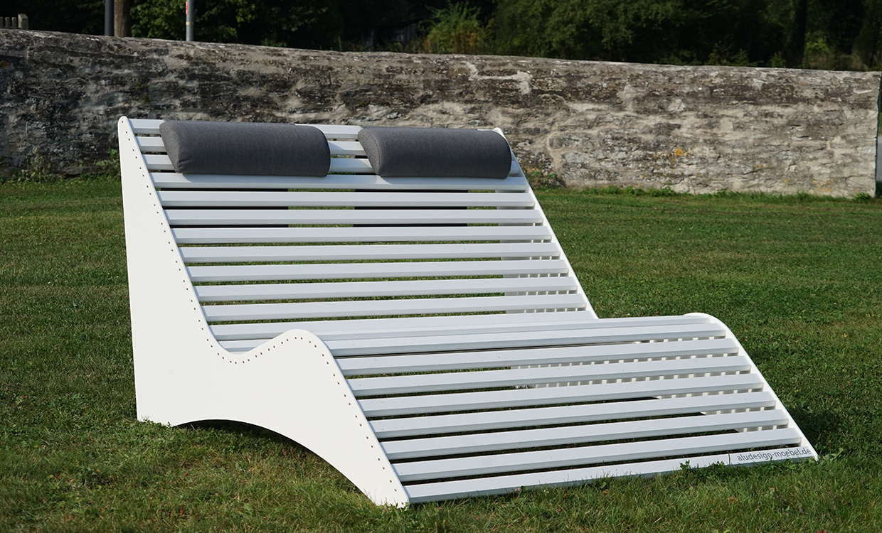 weiße breite Relaxliege aus Alu - Aluminiumgartenmoebel